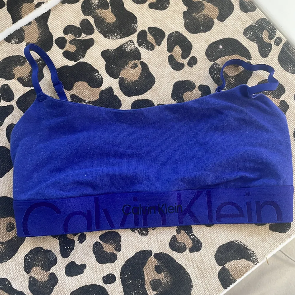 Knappt använd Calvin Klein-topp, fint skick 🌸strl S, säljes pga för liten ❤️‍🔥. Övrigt.