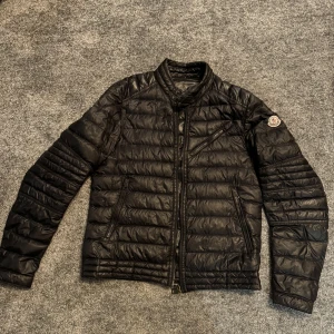 Moncler royat - Moncler royat jacka i size 2(passar s/xs)! Liten flaw på höger axel men är lagad så syns knappt. Annars fint skick. Limiterad kollektion. Köpt på NK för ca 11 000, tags finns men inget kvitto