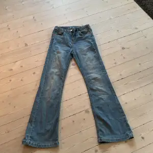 Jeansen är högmidjade och bootcut, i storlek 152. Jätte snygga blåa jeans med resårband i midjan.🩷 I bra skick. Ny pris 349kr🩷