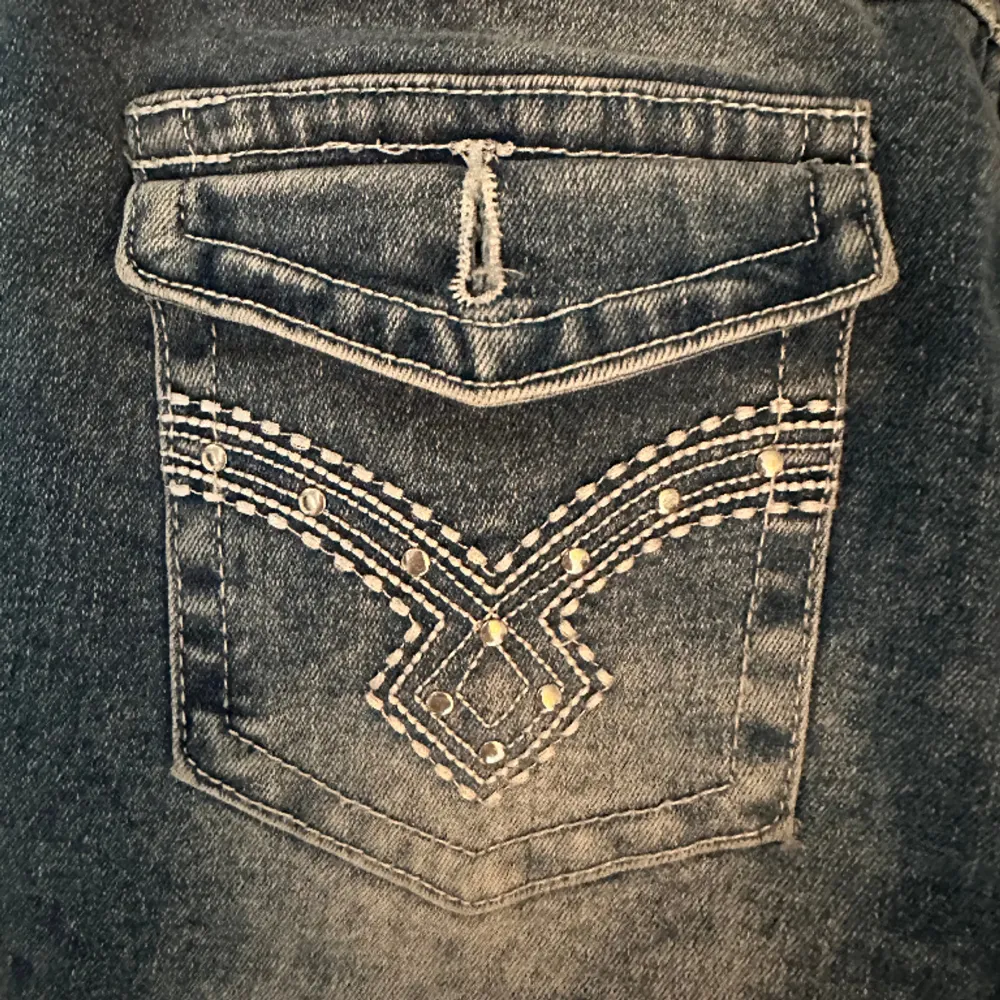 Säljer dessa jeans som inte andvänds! Som dom andra har dom en ”inviseble belt” och har tappat en knapp🥰. Jeans & Byxor.