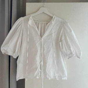 Vit topp med snörning - - Blus/ topp - fint skick - Jag har testat tröjan både med snörningen framtill och bak i ryggen, båda superfint! 