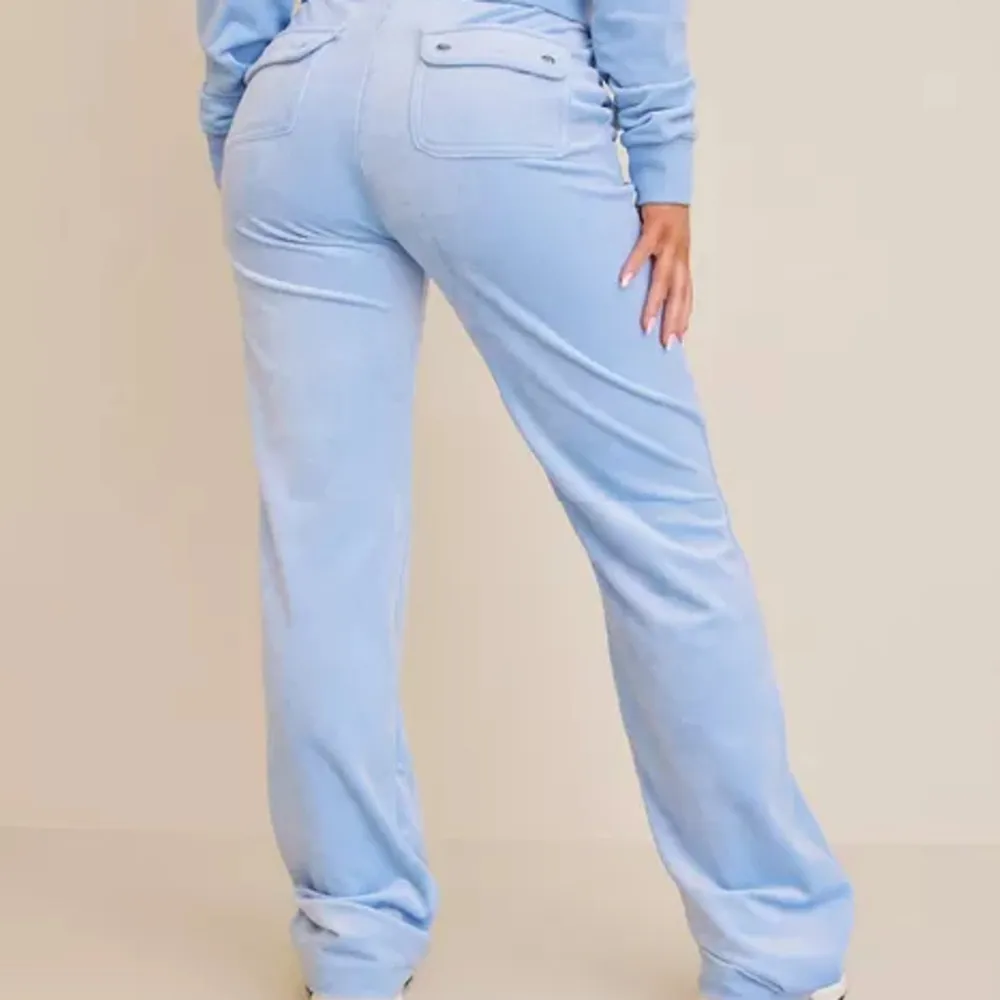 Ljusblå juicybyxor, bra skick, knappt använda☺️ 350kr +frakt🙂. Jeans & Byxor.