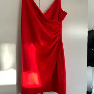 Röd klänning. Stl M. Aldrig använd