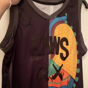 Basketlinne  - Säljer ett basketlinne från Nike Jordan. Det står inte storlek men skulle passa S-M. Den har inga defekter. 