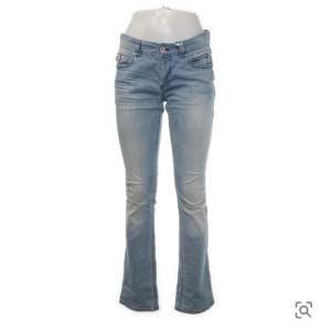 ljusblå lågmidjade jeans köpa på sellpy, skriv för egna bilder