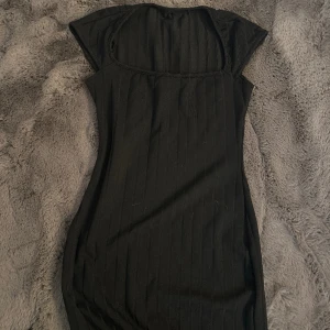 knä lång klänning  - knä lång klänning från shein i storlek xs! den är tunn