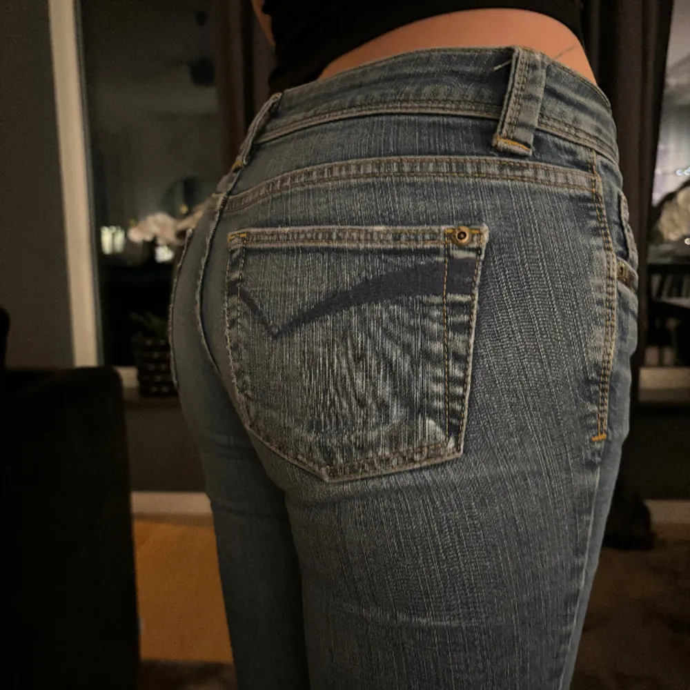 Säljer dessa snygga jeans då dom är lite för små🤍. Jeans & Byxor.