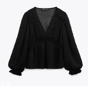 Blus  - Super gullig blus från zara! Lite genomskinlig med svarta swiss dots. Säljer då den är lite för liten för mig💞