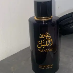 100ml parfym som jag hade köpt från Dubai, den kvinnlig parfym som funkar helt utmärkt till de vardagliga livet  Det är helt ny och har typ använt den en gång(oanvänt)… köpte den för 650kr
