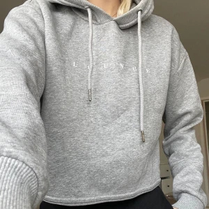 Croppad Hoodie - Jag säljer denna croppade hoodien ifrån Lounge i storlek S. Aldrig använd. Säljer för 80kr.💕