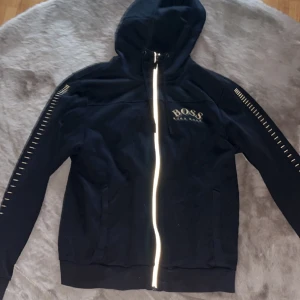 Hugo boss tröja - Säljer min Hugo boss zip hoodie då den är lite för liten för mig. Storlek s men passar även m. 