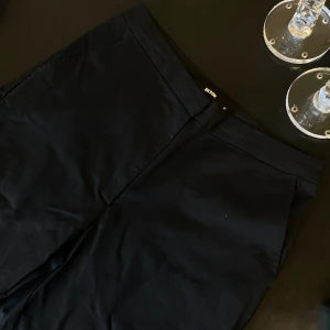 BIKBOK kostymbyxa kaja  - Knappt använda  Stl medium