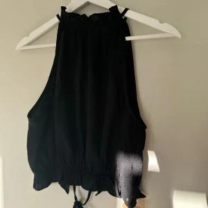 Blus - Aldrig använt. Prislappen finns kvar. 