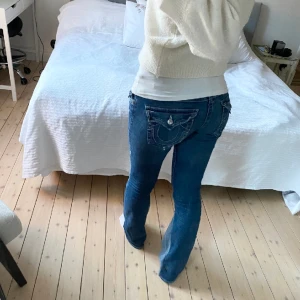 True religion jeans - Säljer ett par super snygga trues. Byxorna var skinny innan men jag har sytt om dom till bootcut 💝 Jag är 173 och dom går ner till marken på mig. Midjemåttet är 36cm  rakt över. Innerben: runt 100cm. Köpte jeansen för 1500kr. Pris = ej diskuterbar