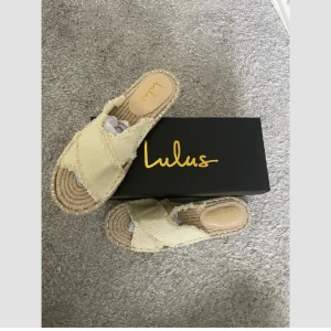 Nya espadrillos  - Säljer dessa otroligt vackra espadrillos pga att de inte passar. De är aldrig använda, ny pris 495 kr💕skriv för fler bilder eller frågor! 