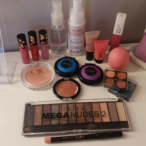 Smink  - Smink kit med lite allt möjligt allt är i stort sätt helt oanvänt💖 pris diskuteras och man kan köpa enskilda saker om man vill det