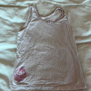 Y2k Baby tee hello Kitty rosa XS - En baby topp i ljusrosa med Hello Kitty tryck. Passar XS.   Köparen står för frakt. 