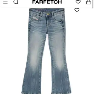 Säljer mina as coola lågmidjade jeans från diesel då dom inte riktigt är min stil längre 💕Storlek 16 år men dom är väldigt stretchiga☺️Har använt  dom max 5 gånger så dom är i nyskick🤍 Köpte dom för 1399🥰