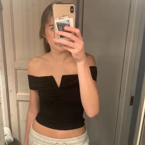 Off Shoulder Topp - Säljer min fina off shoulder topp från Nelly för att den tyvärr inte kommer till användning. Använd endast 1 gång. 