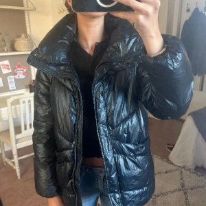 Massimo Dutti jacka - Säljer denna jacka från Massimo Dutti i en mörkblå färg. Den är en XS men passar även S,M och L då den är så stor i modellen. Stora fickor på framsidan, samt innerfickor🫶🏻 Köptes för ca 2500 och är i princip som nyskick💗pris diskuteras vid snabb affär