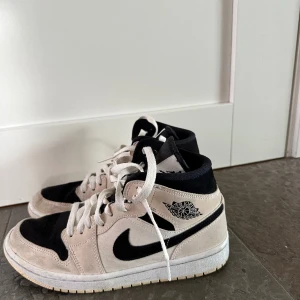Säljer ett par Jordans Air  - Använda men i väldigt bra skick bara lite smutsiga tvättas självklart innan köp, köpte för 2000 säljer för 1000