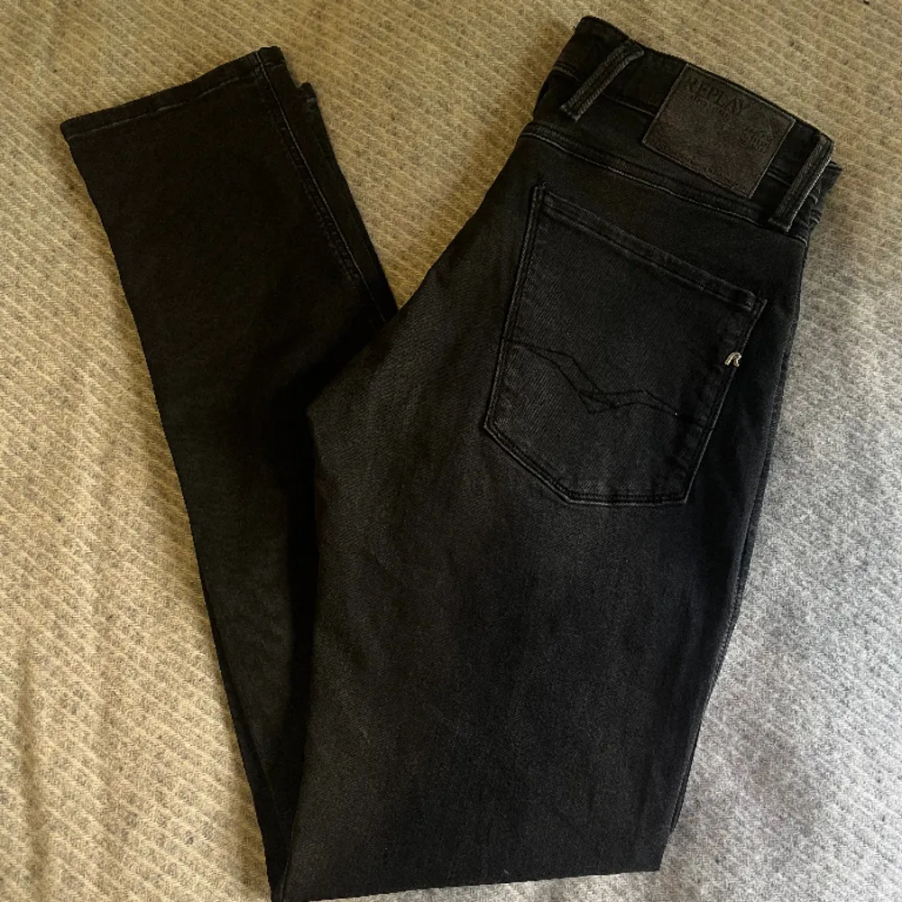 Svarta/mörkgrå replay anbass. Sjukt fint skick, storlek 31/32 och väldigt sparsamt använda. Köpta på Åhléns Stockholm. Köp för endast 599kr. Jeans & Byxor.
