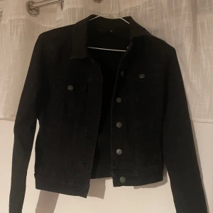 Jeansjacka - Superfin svart jeansjacka ifrån Vero Moda, storlek xs! Knapp använd, 100kr elr bud☺️