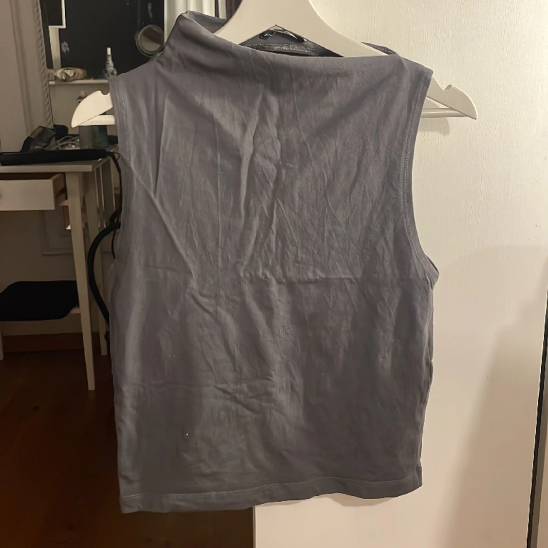 Grått linne med detalj