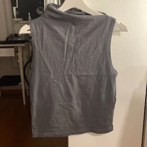 Grått linne med detalj  - Grått linne från zara med en skurning vid halsen. Aldrig använt 