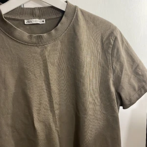T-shirt från Zara  - Oversized T-shirt i en superfin brun färg. 