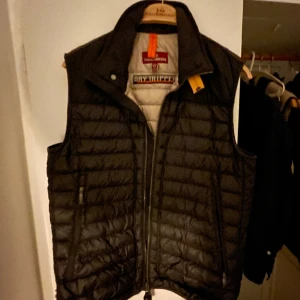 Parajumpers väst - Fet väst från parajumpers i bra skick, har tyvärr en lite reva därför det bra priset. Köpt på Hansson i Åre. Hör av dig vid frågor.