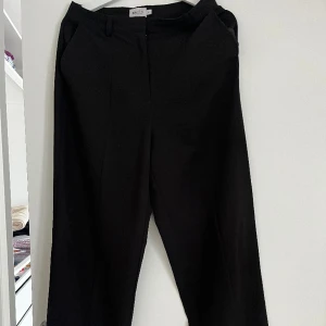 Snygga svarta kostymbyxor  - Säljer mina svarta kostymbyxor i nyskick från nakd 💕