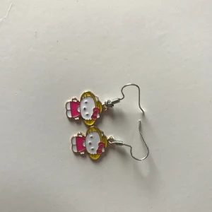 Hello kitty  - Hello kitty örhängen, aldrig använda eftersom jag inte har hål i öronen🥲 kan nog gå ner i pris