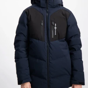 Sail racing jacka - Säljer min sail racing jacka som jag haft vintern 22/23. Där är i superfintskick💞 den är i storlek 160 men passar en xs! Köpt på kidsbrandstore där den är slutsåld. Pris kan diskuteras vid snabb affär🙏🏼 perfekt som skidjacka !!