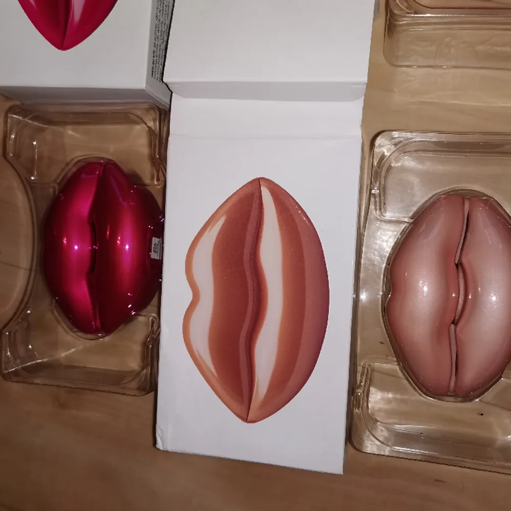 Helt Nya endast Testade 30ml/st Kylie Jenners populära Läpp dofter. Sista bilden visar lite färg som lossnat på Nude flaskan. Dom andra är intakta. . Övrigt.