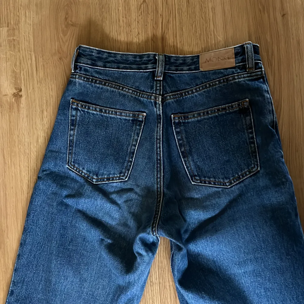 Högmidjade jeans från Monki. Gott skick. . Jeans & Byxor.