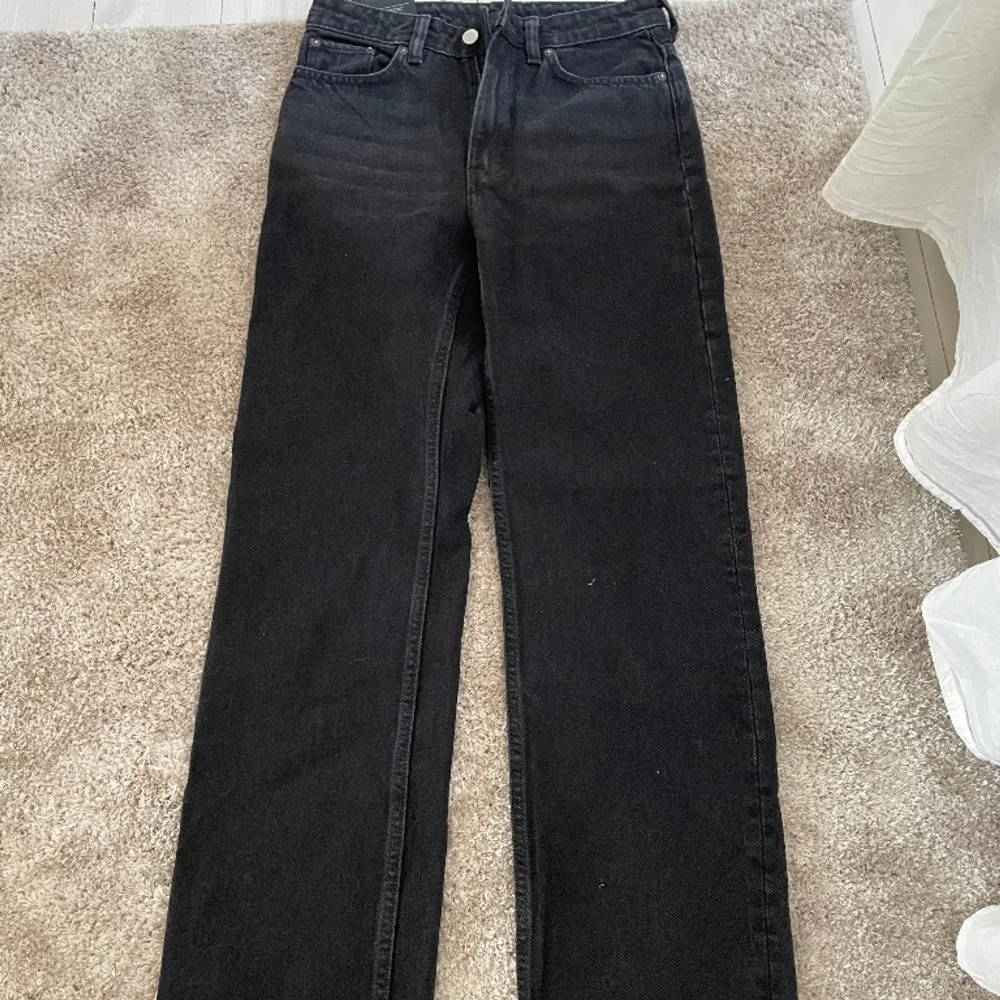 Jeans från weekday, aldrig använda säljer pga lite för små. storlek 26/32 . Jeans & Byxor.