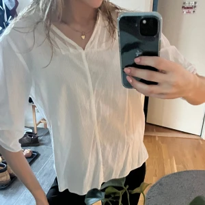 Malene Birger blus - Såå fin blus från Malene Birger! Endast använd ett fåtal gånger så i princip i nyskick! 