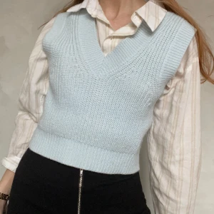 Stickad Väst - Använd 2 gånger, blå i färg 