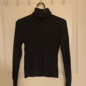 POLOTRÖJA - Svart ribbad polotröja i storlek S från Zara, skulle säga att den sitter tight. Inga noppror, aldrig använd så i fint skick. Köpt för 350kr, säljer nu för 150kr