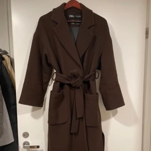 ULLKAPPA  - Chockladbrun ullkappa från zara Manteco, storlek S 75%ull  I använt skick  För mer bilder skicka chatt.