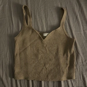 ribbat linne - jätte simpelt ribbat linne i beiget från h&m. strechigt och super bekvämt 💗