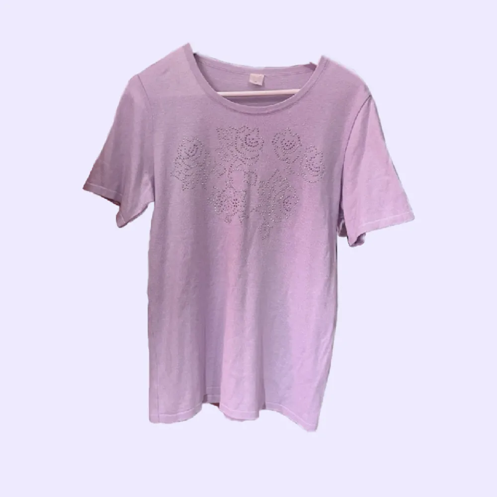jättesöt lila t-shirt köpt secondhand. aldrig använd💟. T-shirts.