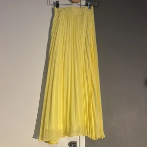 Gul långkjol - Så fin kjol som aldrig är använd från monki. Storlek xxs. 