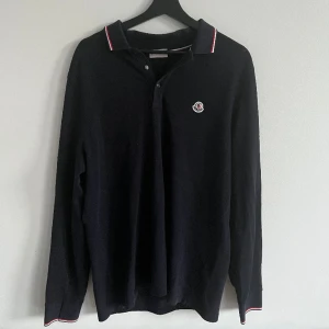MONCLER PIKÉ MAGLIA - Tjena! Säljer denna Moncler piké i storlek XL. Skick 9/10. Nypris 3500, tveka inte höra av dig vid fler frågor. MvH!
