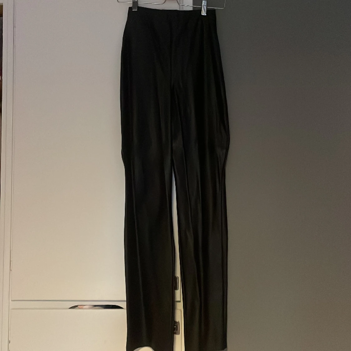 Svarta fake läder byxor