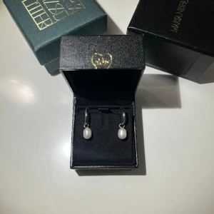 Edblad örhängen  - Super söta örhängen från edblad i rostfritt stål, ny pris 349. Varsamt använda och superfint skick! Buda gärna💗  