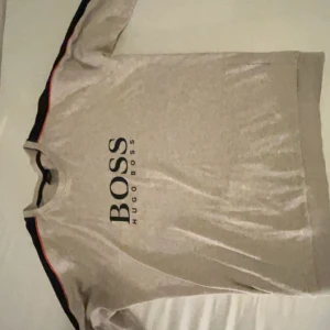 Hugo Boss tröja - Beige Hugo boss tröja i storlek M. Skicket är bra och utan defekter. Pris kan diskuteras vid snabbköp!