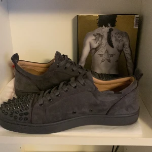 loubitoun skor - Använda två gånger PRIS KAN DISKUTERAS  inte förstörda på något ställe OBS kommer utan sko kartong  Re PS S🧊