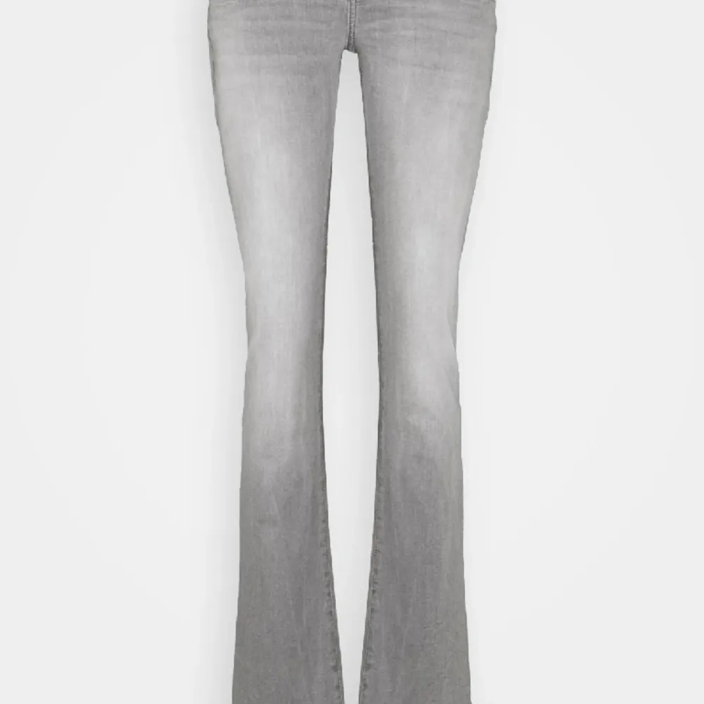 Köpte dessa ltb jeans för inte så länge sedan men de va lite stora så undra om någon med storlek 28 eller 29/34 skulle vela byta mot ett par 30/34? ❤️. Jeans & Byxor.